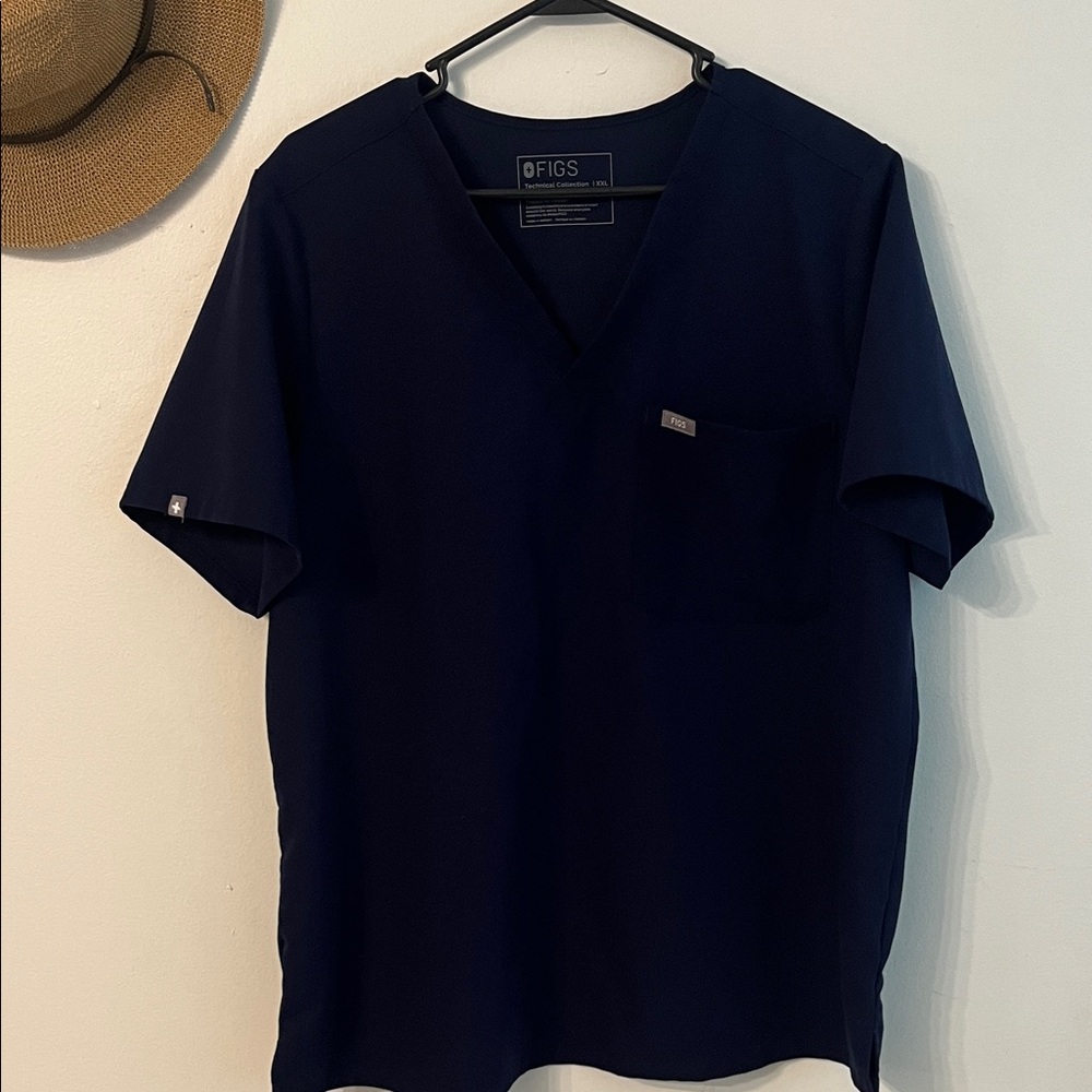 Figs Men’s V-Neck Tee in Navy